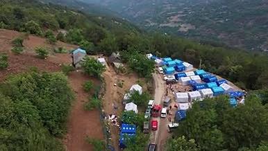 森林抗震救灾救灾帐篷山地乡村道路航拍视频的预览图